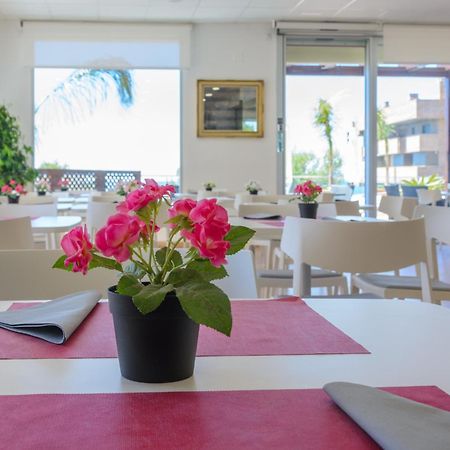 Beach Family Apartments Салоу Екстериор снимка