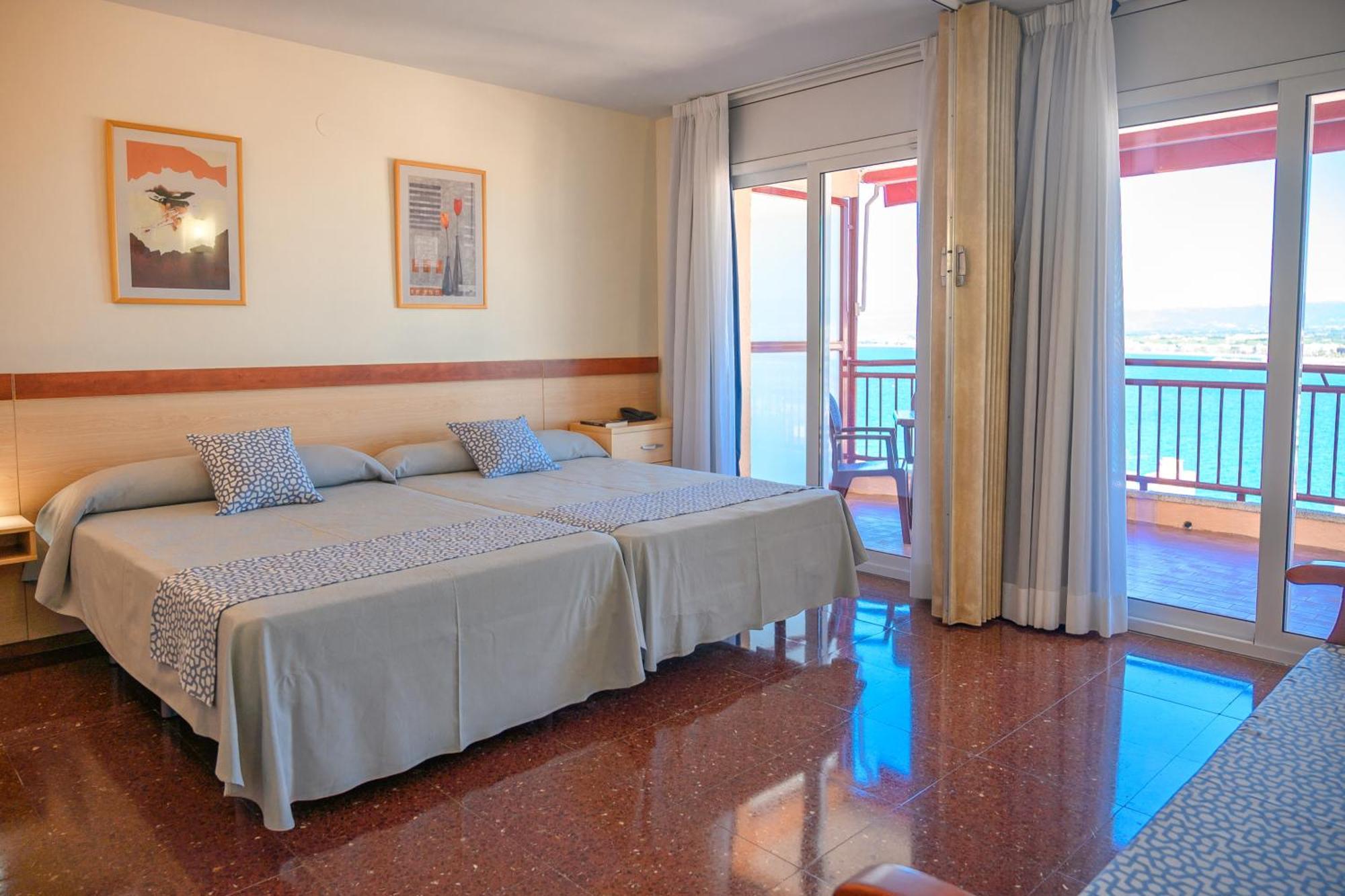 Beach Family Apartments Салоу Екстериор снимка