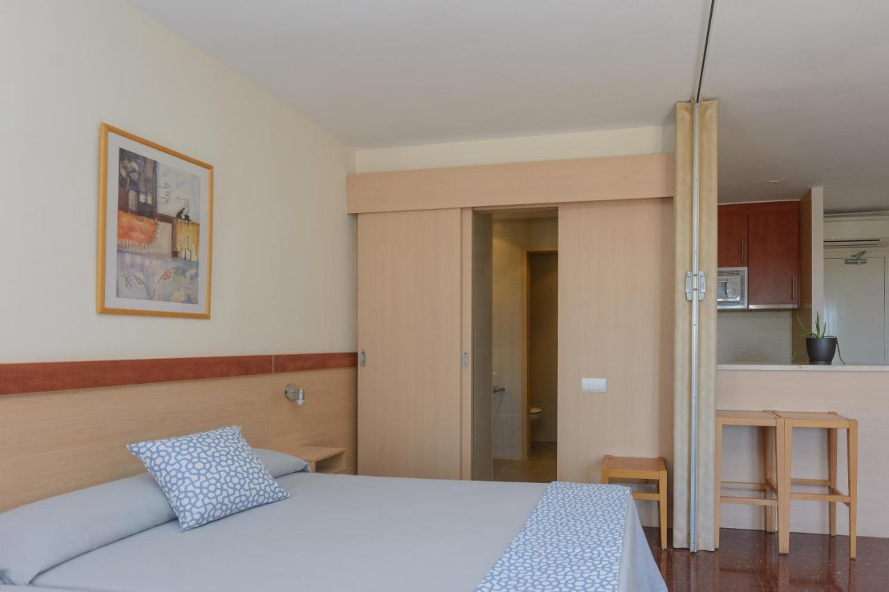 Beach Family Apartments Салоу Екстериор снимка