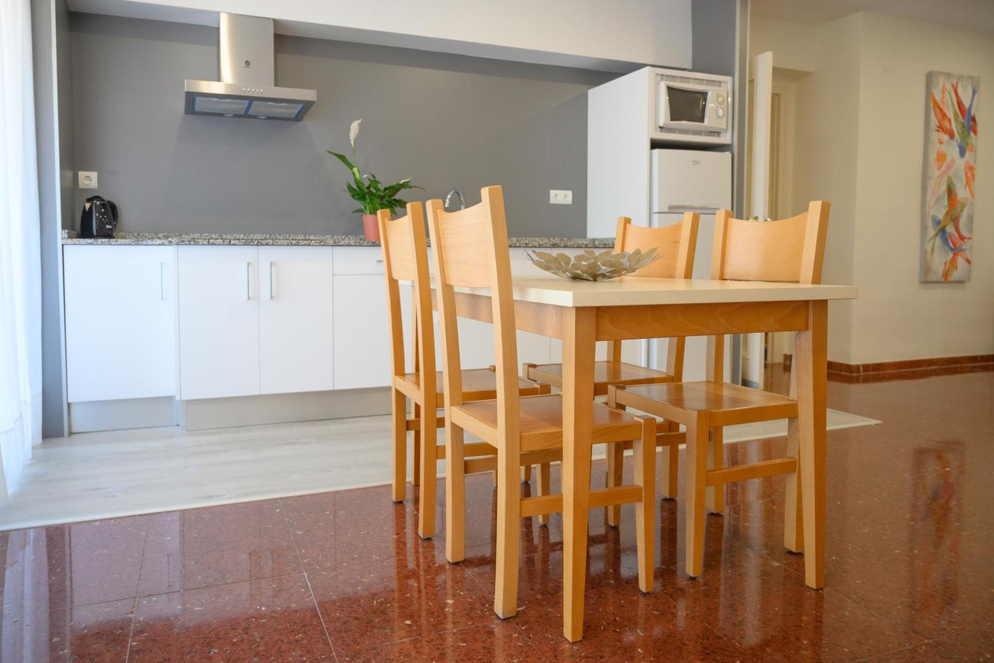 Beach Family Apartments Салоу Екстериор снимка