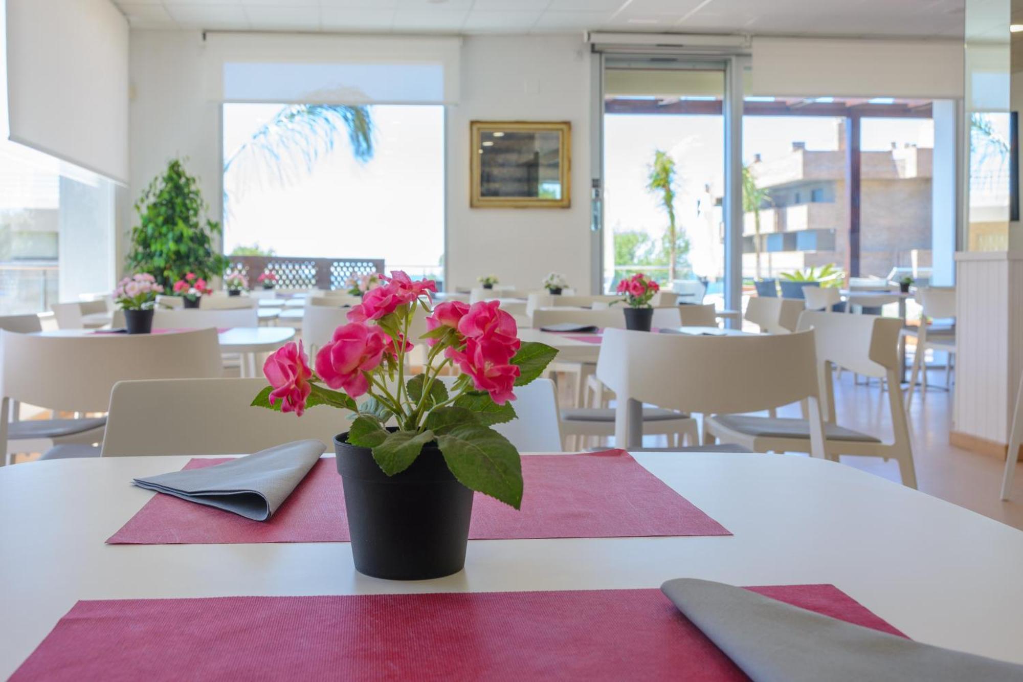 Beach Family Apartments Салоу Екстериор снимка