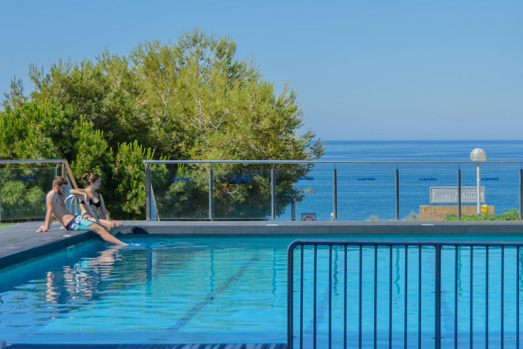 Beach Family Apartments Салоу Екстериор снимка
