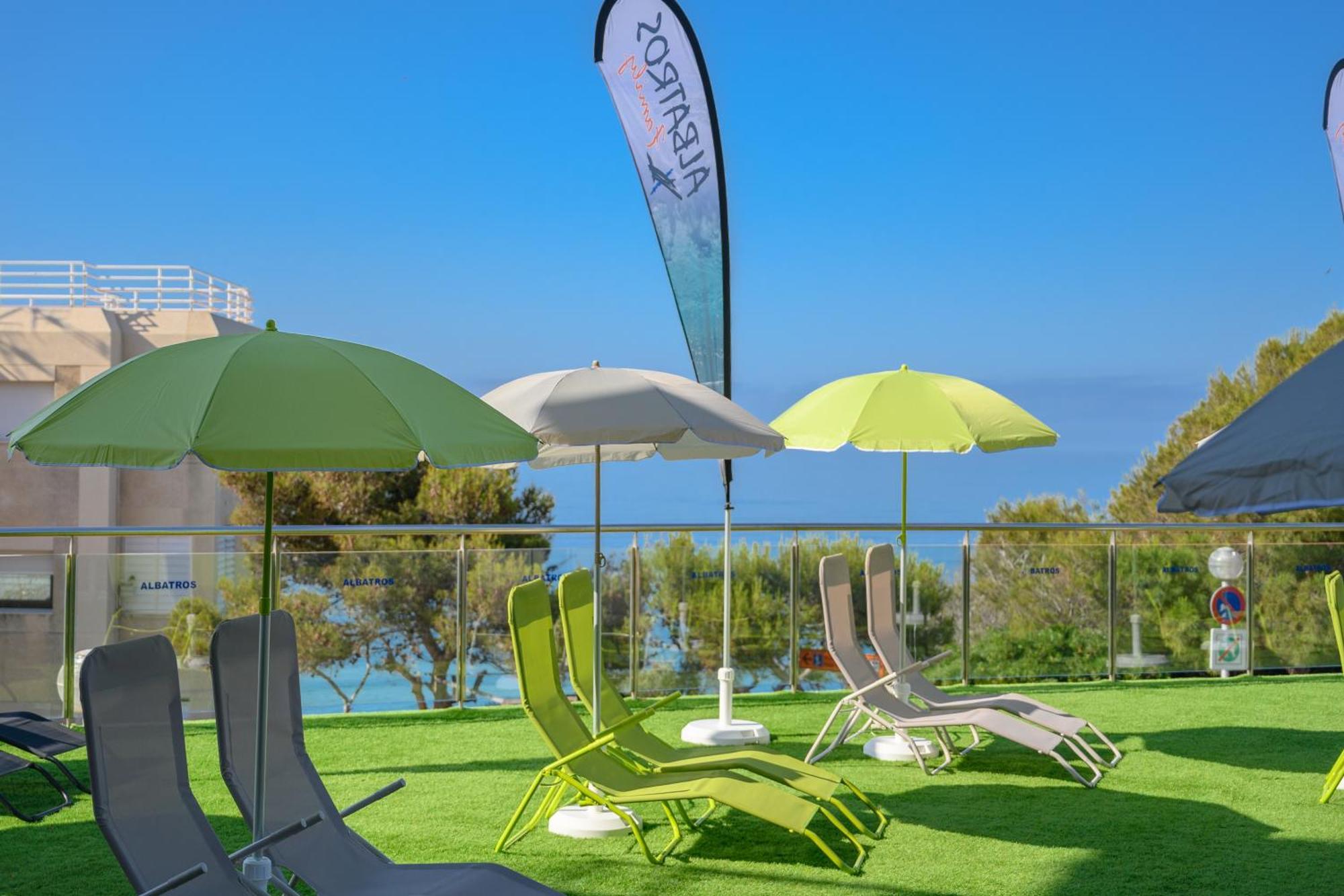 Beach Family Apartments Салоу Екстериор снимка